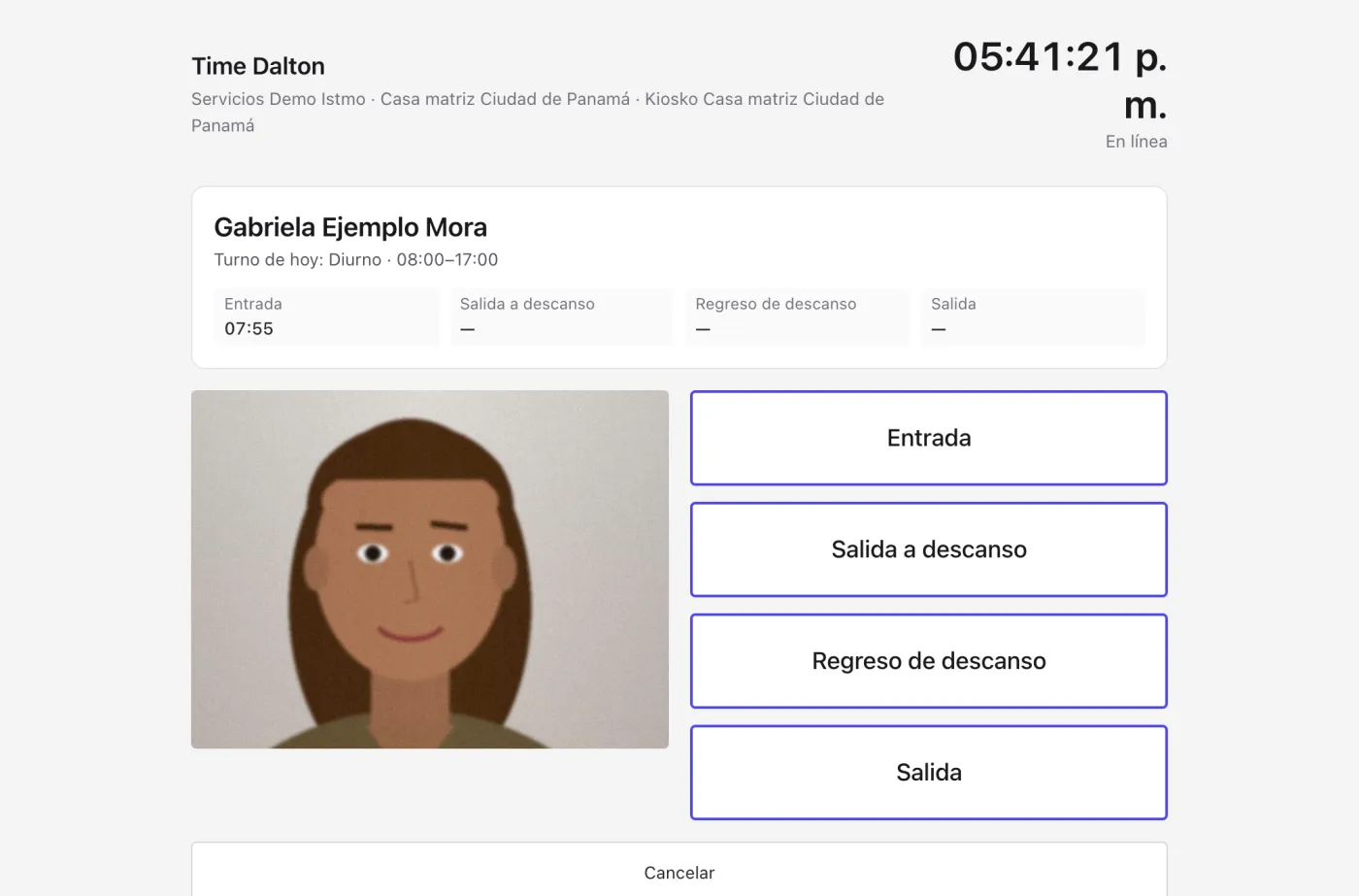 Kiosko de Time Dalton en una tablet: una colaboradora frente a la cámara, su entrada registrada y los botones Entrada, Salida a descanso, Regreso de descanso y Salida.
